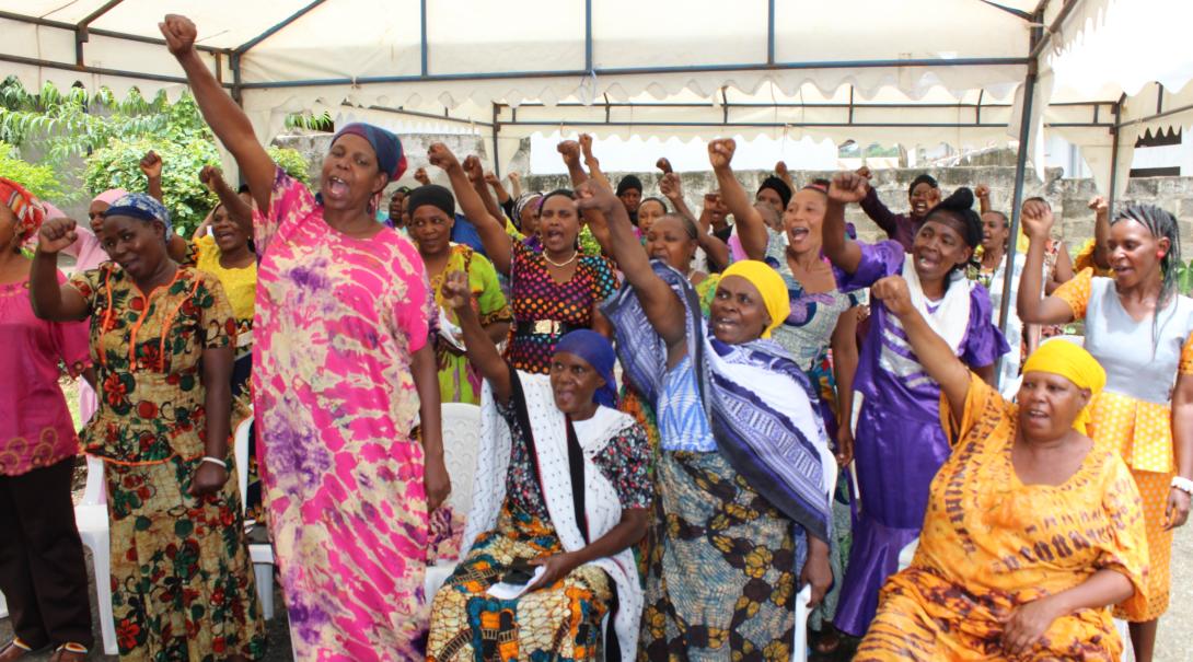 Mujeres en una actividad de Microfinanzas en Tanzania. Mujeres en un taller de empoderamiento en Tanzania.